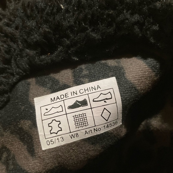 Croc Black Boots in size 8 in EUC. See pictures for all details/condition - Picture 4 of 8